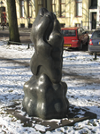 905776 Afbeelding het bronzen beeldhouwwerk 'Zonder titel' van Karen Oude Alink (1960) in winterse sfeer, in 1994 ...